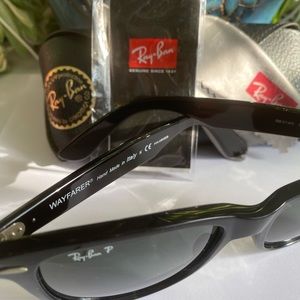 RayBan WAYFARER Classic sunglasses😎 Like new condition w/ case cloth & brochure